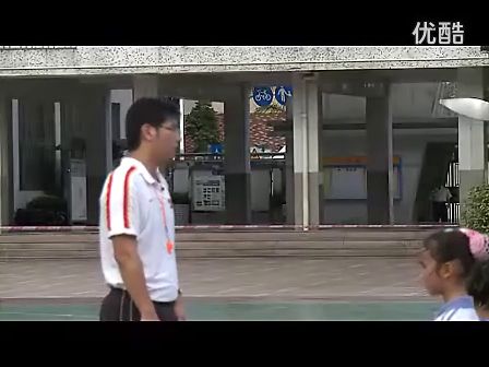 小学二年级体育优质课视频《原地运球、行进间运球》_王老师