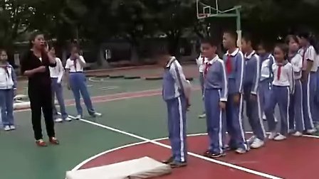 小学四年级体育优质课视频《前滚翻》_容老师