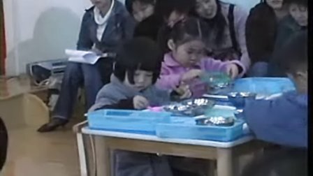 幼儿园中班科学优质课视频展示《有趣的筛子》_何老师