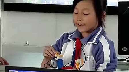 小学五年级信息技术给机器人装眼镜-看物体教学视频人民小学夏天