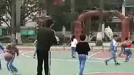 《小篮球》小学二年级体育优质课实录视频_许老师